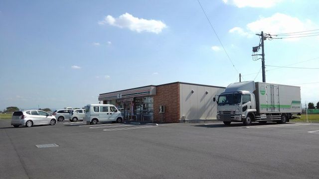 近くのセブンイレブン前橋南高校前店まで800m（徒歩10分）