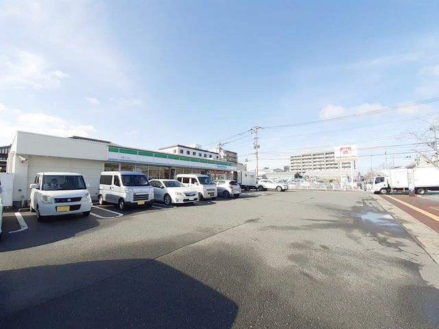 近くのファミリーマート松島１丁目店まで600m（徒歩8分）