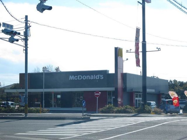近くのマクドナルド尾平店まで750m（徒歩10分）