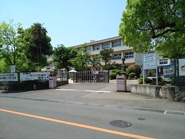 近くの稙田小学校まで1,000m(徒歩13分)