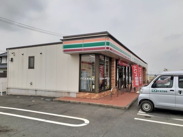近くのセブンイレブン西寺店まで600m（徒歩8分）