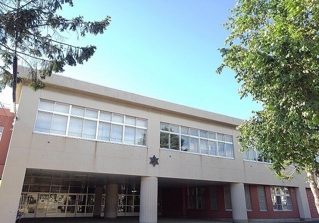 近くの前田中央小学校まで400m(徒歩5分)