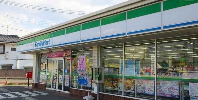近くのファミリーマート嵐山店まで300m(徒歩4分)