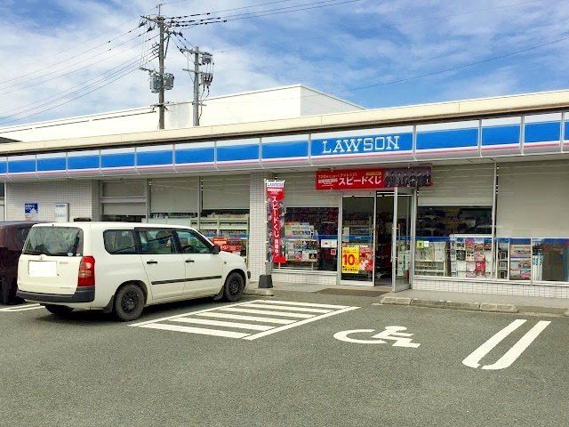近くのローソン下硯川店まで450m（徒歩6分）
