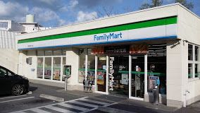 近くのコンビニまで550m（徒歩7分）