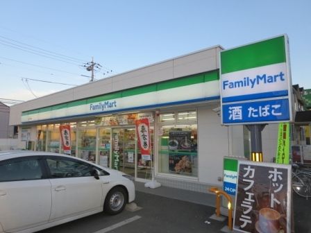 近くのファミリーマートまで230m(徒歩3分)