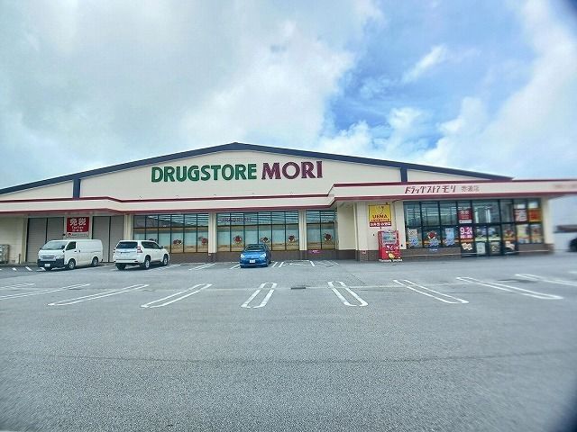 近くのファミリーマートうるま赤道店まで900m（徒歩12分）