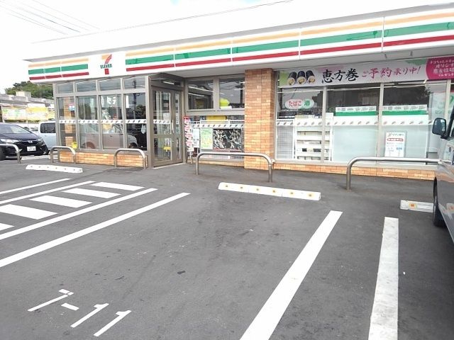 近くのセブンうるま赤道店まで500m（徒歩7分）