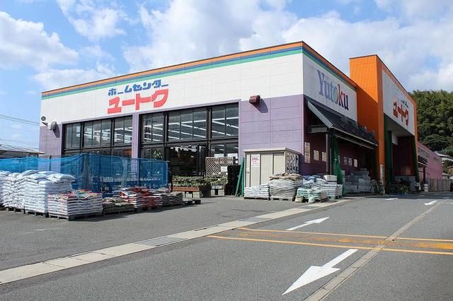 近くのユートク唐津店まで1,400m（徒歩18分）