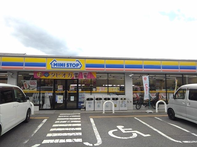 近くのコンビニまで600m（徒歩8分）