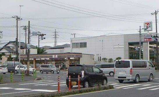 近くのコンビニまで700m（徒歩9分）