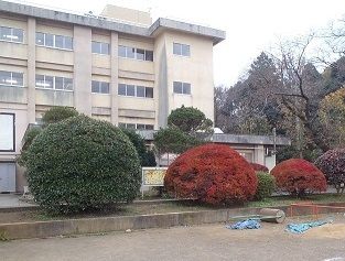 近くの坂月小学校まで1,400m(徒歩18分)