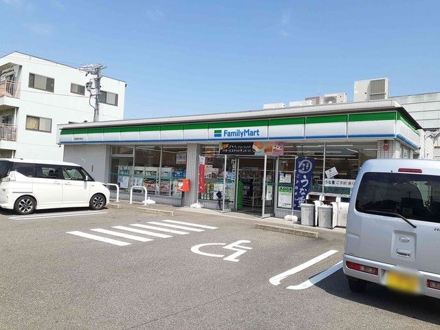 近くのファミリーマート新岩倉中本町店まで130m(徒歩2分)