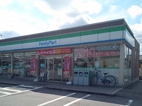 近くのファミリーマート富山本郷店まで450m（徒歩6分）