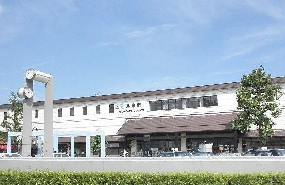 近くの丸亀駅まで6,600m（徒歩83分）