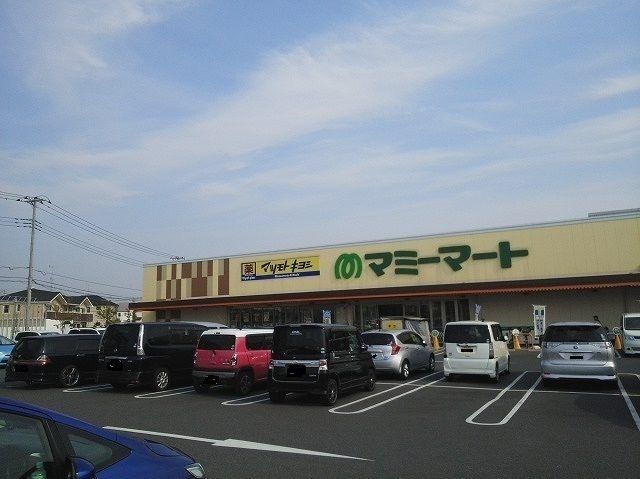 近くのマミプラス西平井店まで600m（徒歩8分）