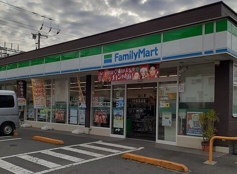 近くのファミリーマート金沢富岡店まで442m（徒歩6分）