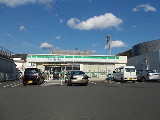 近くのファミリーマートまで500m（徒歩7分）