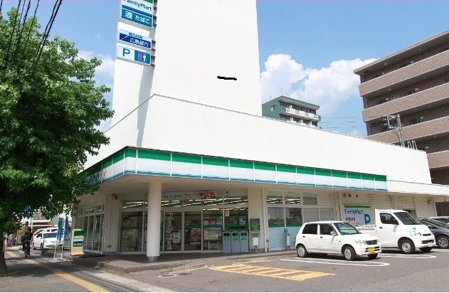 近くのファミリーマートまで20m（徒歩1分）