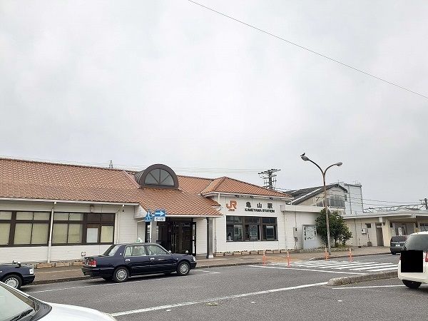近くのJR亀山駅まで1,900m(徒歩24分)