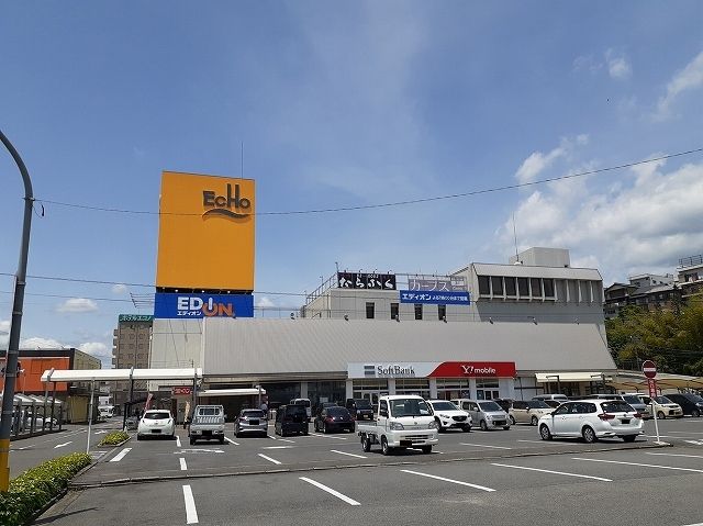 近くの亀山エコータウンまで1,200m（徒歩15分）