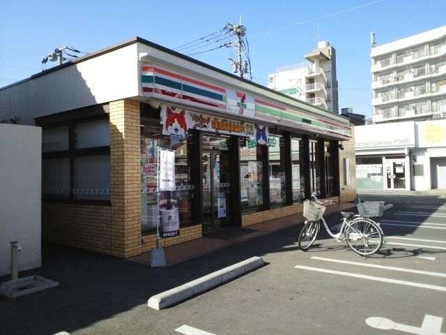 近くのセブンイレブン白山２丁目店まで180m（徒歩3分）