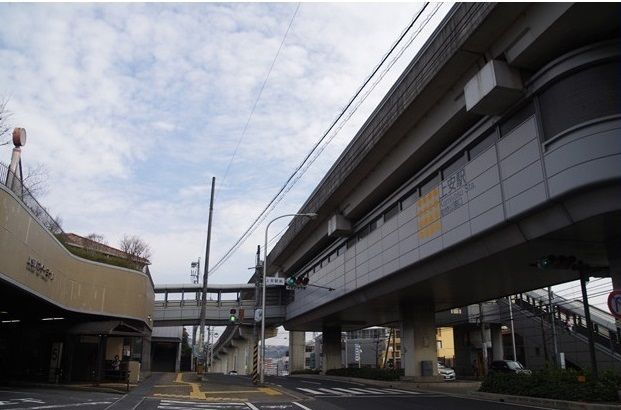 近くのアストラムライン上安店まで1,600m(徒歩20分)