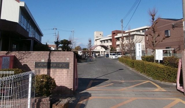 近くの岡山市立芳明小学校まで400m（徒歩5分）
