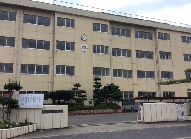 近くの岡山市立芳田中学校まで600m（徒歩8分）