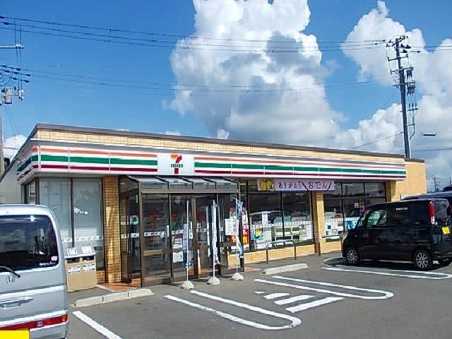 近くの秋田飯島新町2丁目店まで580m（徒歩8分）