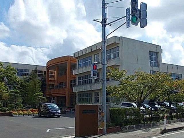 近くの秋田市立飯島南小学校まで350m（徒歩5分）