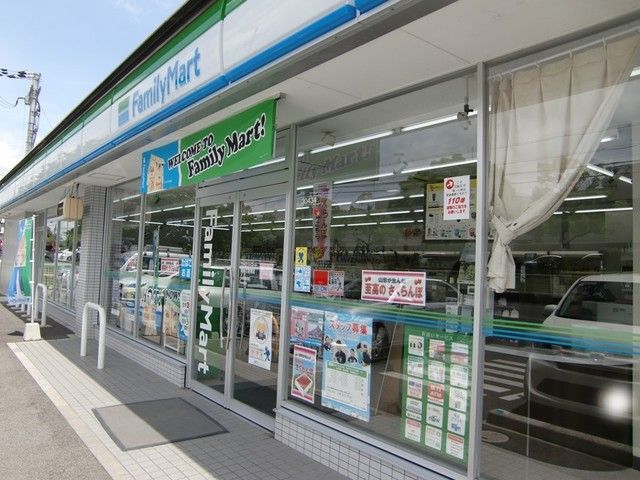 近くのファミリーマート湖南石部南店まで1,186m（徒歩15分）