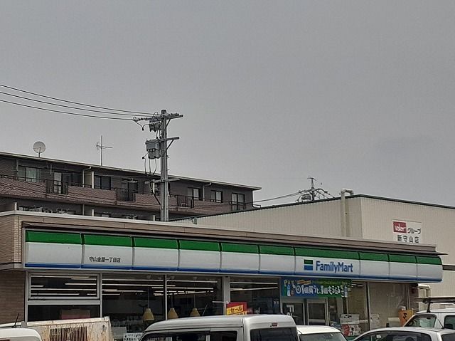 近くのファミリーマートまで600m（徒歩8分）