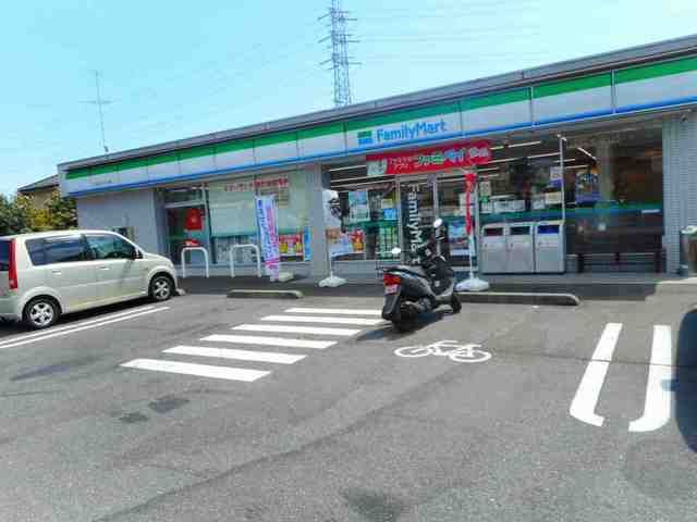 近くのファミリーマートまで650m（徒歩9分）