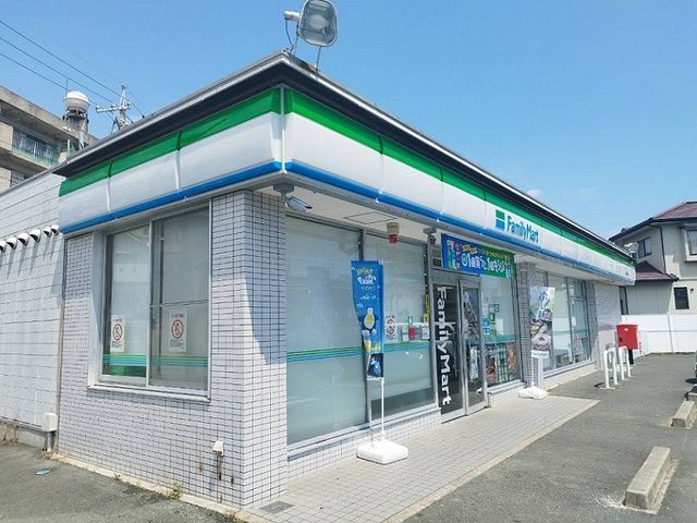 近くのファミリーマートまで450m(徒歩6分)