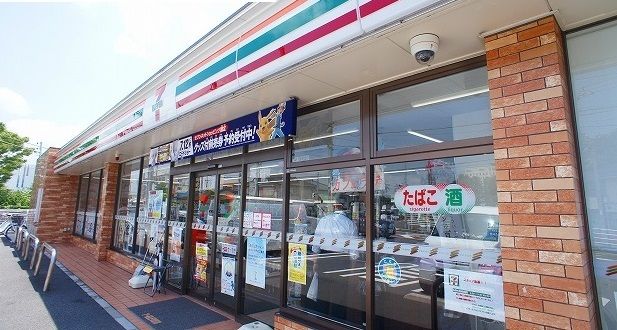 近くのコンビニまで630m（徒歩8分）