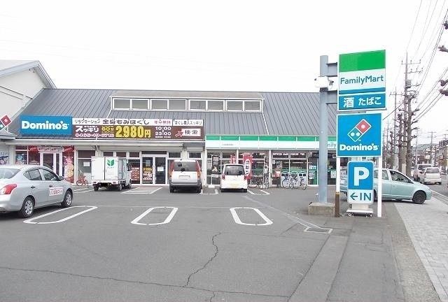 近くのファミリーマート飯泉店まで450m（徒歩6分）