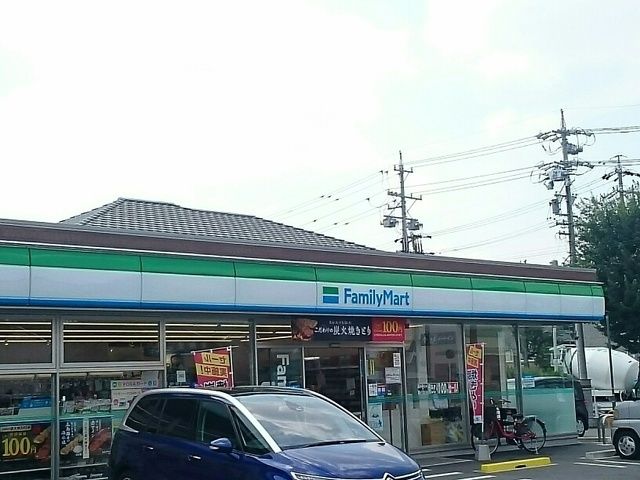 近くのファミリーマートまで350m（徒歩5分）