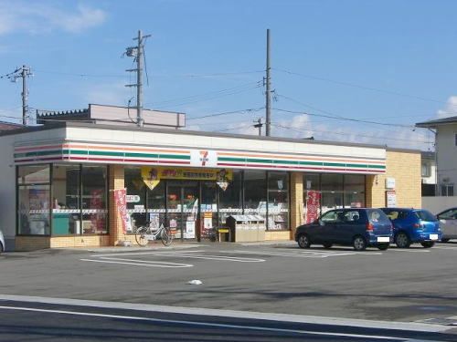 近くのコンビニまで450m（徒歩6分）