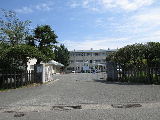 近くの白川小学校まで750m（徒歩10分）