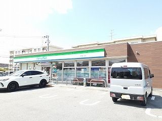 近くのファミリーマートまで500m（徒歩7分）