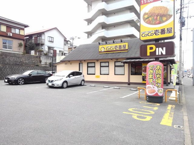 近くのCoCO壱番屋春日岡本店まで650m（徒歩9分）