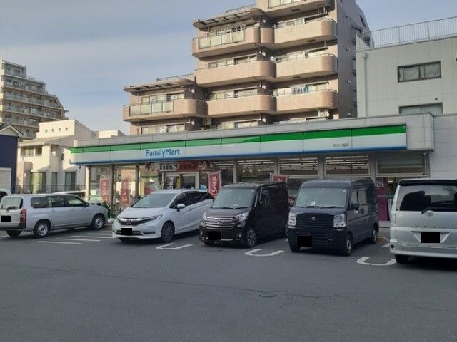 近くのファミリーマート市川二俣店まで750m（徒歩10分）