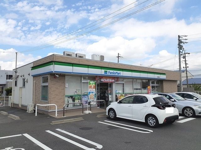 近くのファミリーマートまで650m(徒歩9分)