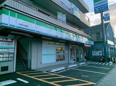 近くのファミリーマート港南中央通店まで561m（徒歩8分）