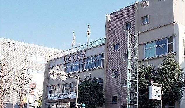 近くの港南警察署まで724m（徒歩10分）