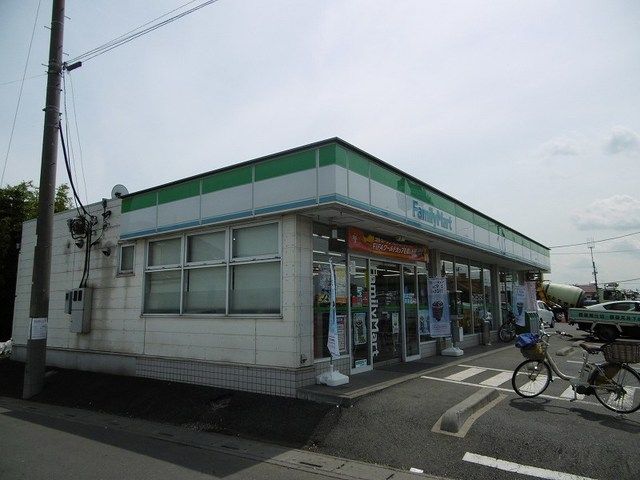 近くのファミリーマートまで500m（徒歩7分）