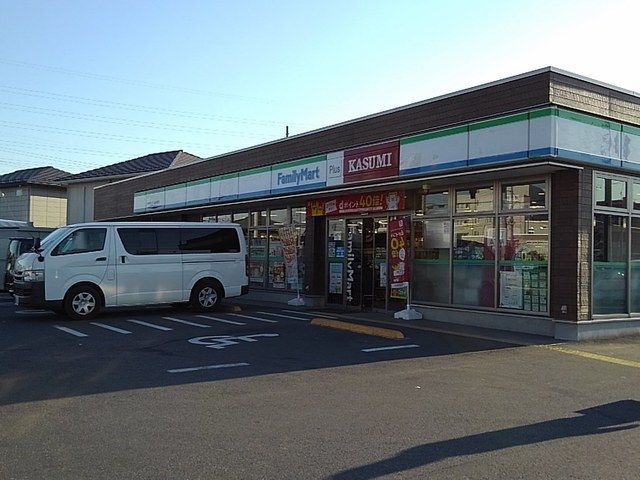 近くのファミリーマートプラスカスミまで600m(徒歩8分)