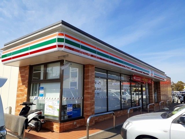 近くのセブンイレブン伊勢丘５丁目店まで1,000m（徒歩13分）