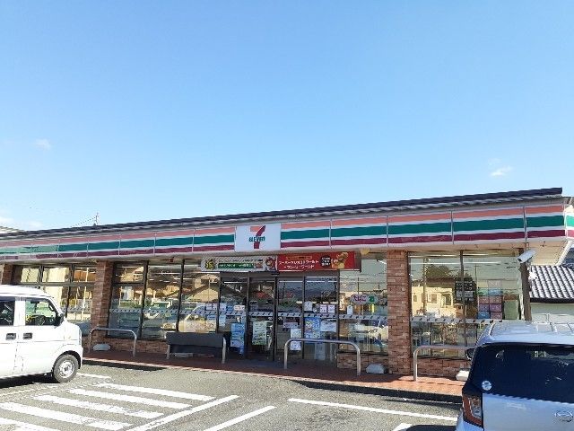 近くのコンビニまで270m（徒歩4分）